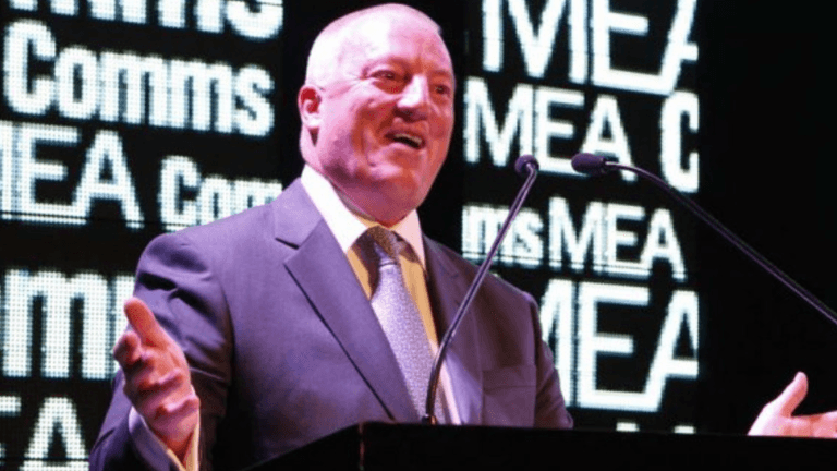Steven Wakefield speaking at a leadership event, promoting his AI-powered leadership platform inspired by his best-selling book.