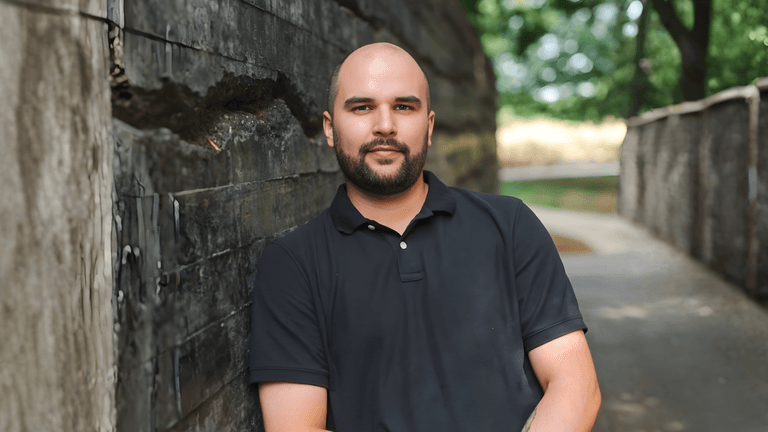 Juanma Ochoa, creator of the FLOW Method, empowers service-based entrepreneurs to scale businesses sustainably while aligning with their core values.