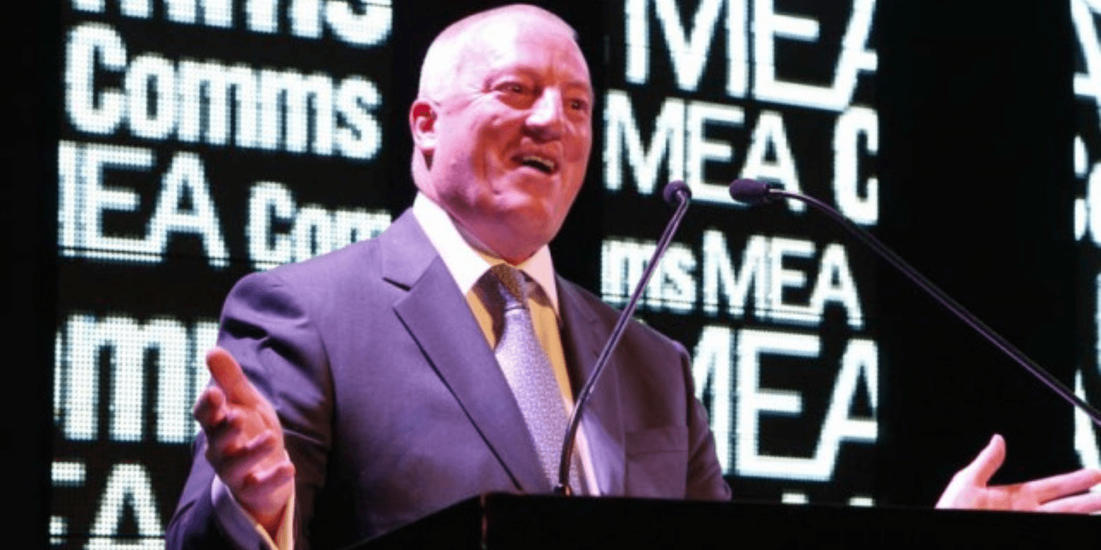 Steven Wakefield speaking at a leadership event, promoting his AI-powered leadership platform inspired by his best-selling book.