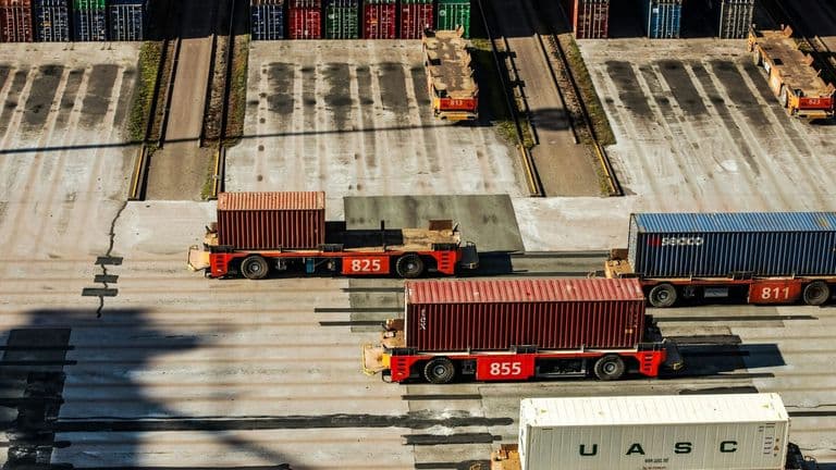 U.S. Services Sector Contracts in May Amid Rising Inflation and Trade Uncertainty