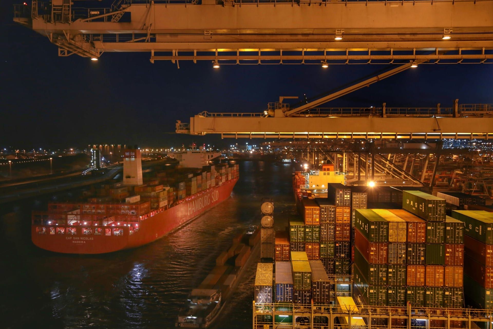 Global Trade Surpasses $33 Trillion Milestone Amidst Geopolitical Tensions