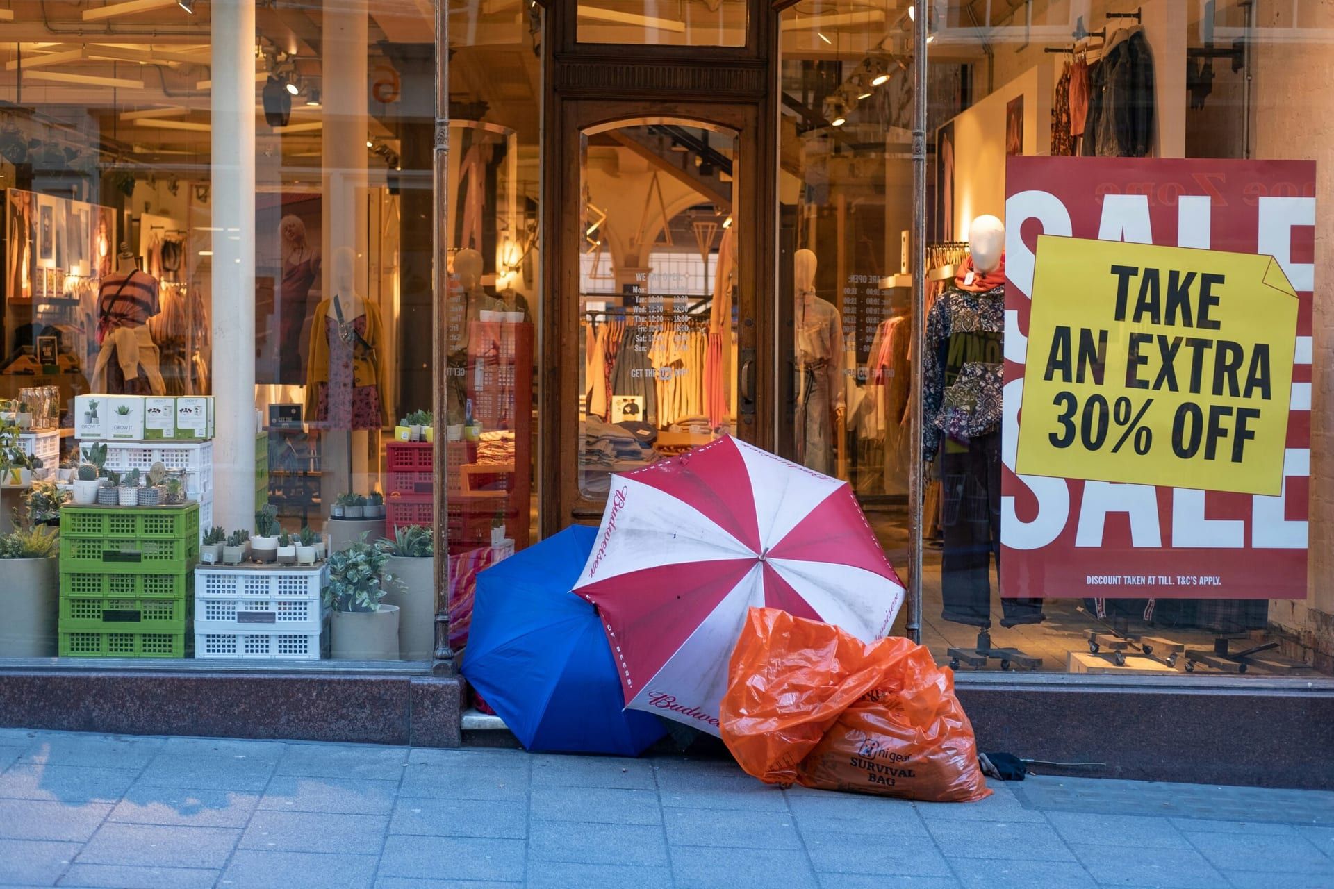 Headline: US Economy Faces Headwinds as Retailers Struggle and Tech Earnings Hold Steady