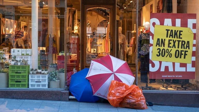Headline: US Economy Faces Headwinds as Retailers Struggle and Tech Earnings Hold Steady