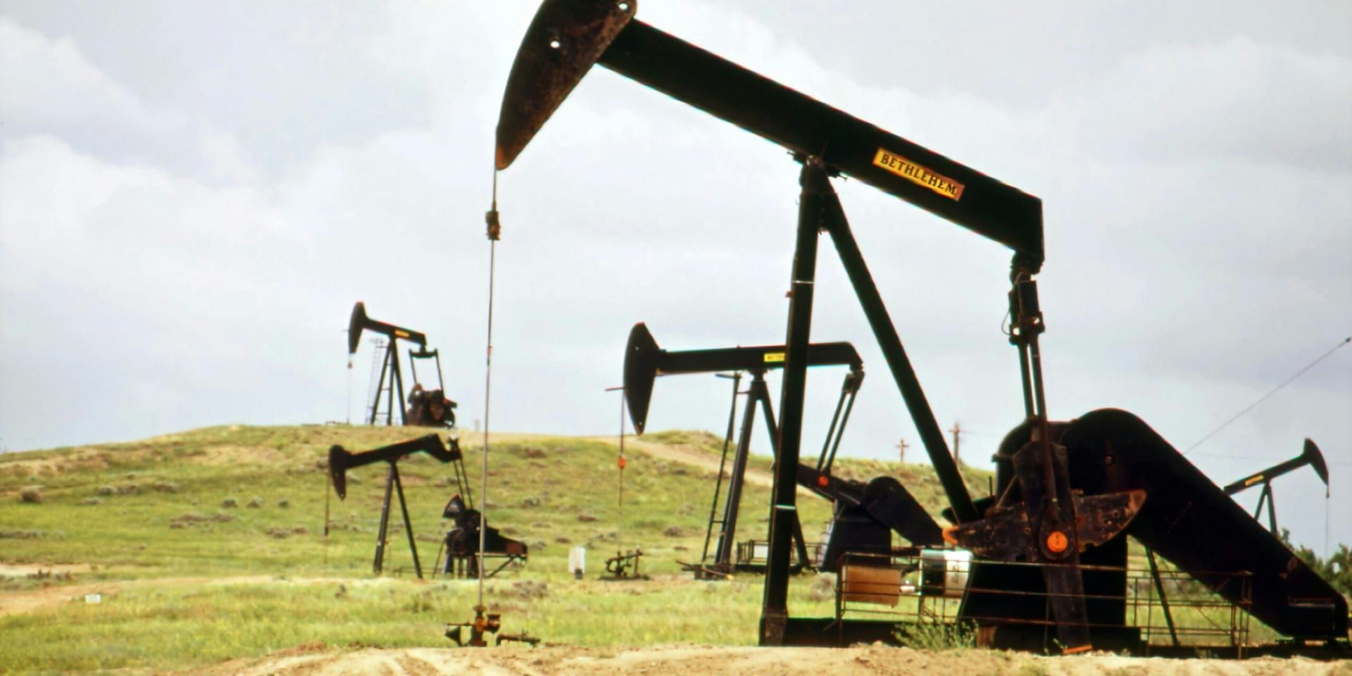 S&P Warns of Impending Decline in U.S. Oil Production Amid Global Oversupply Concerns