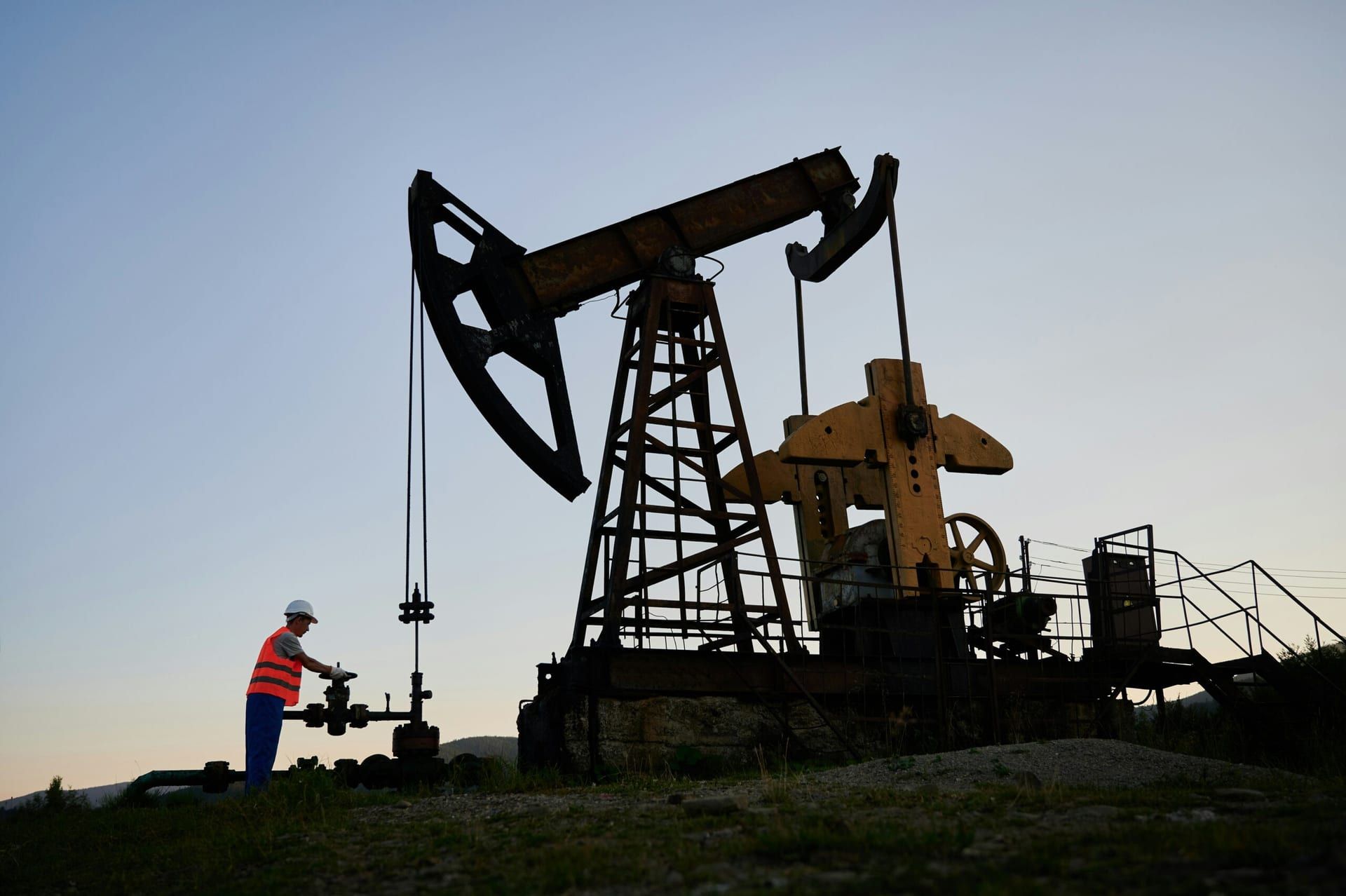 Energy Sector Soars as Oil Prices Surge, While Tech and Banking Struggle with Market Volatility