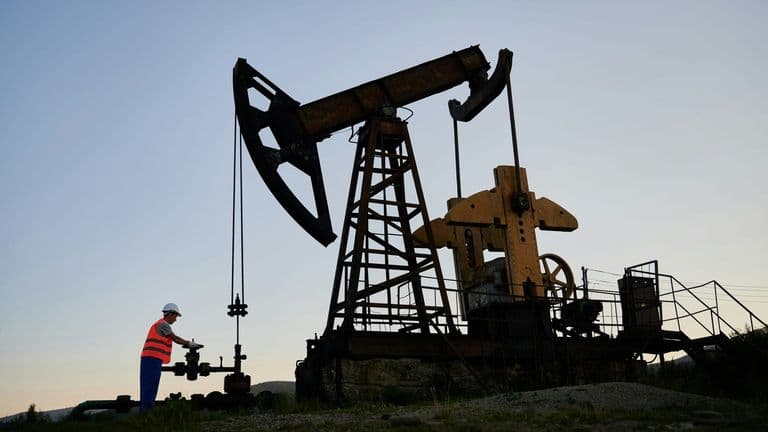 Energy Sector Soars as Oil Prices Surge, While Tech and Banking Struggle with Market Volatility