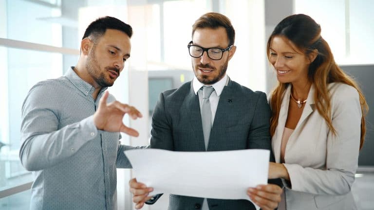 The Evolution of Corporate Leadership: Navigating Change in a Hybrid Work Environment