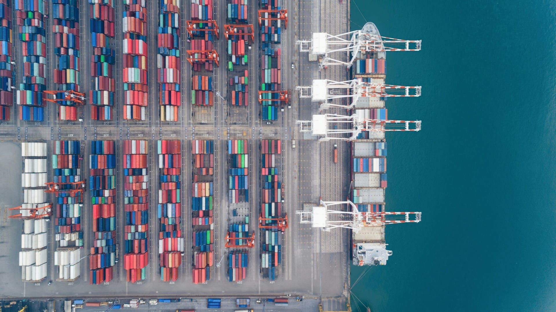 Global Economic Outlook Faces Heightened Risks Amid Escalating Trade Tensions