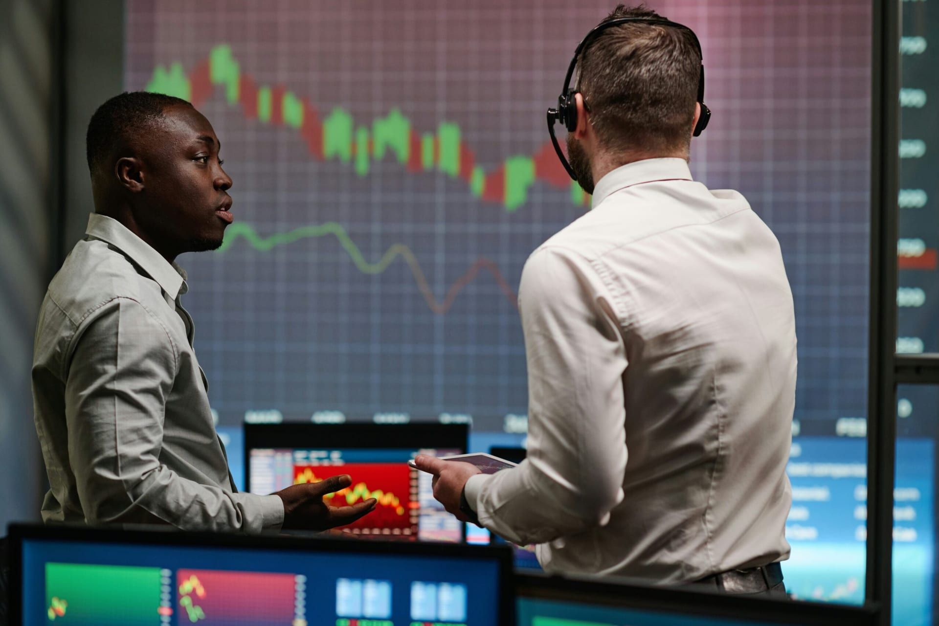US Financial Markets Fall as Fed Signals No Immediate Rate Cuts Despite Inflation Concerns
