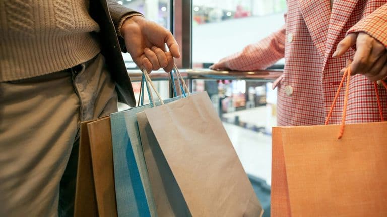 Labor Day Retail Trends: Sales Surge Amid Cautious Consumer Behavior and Market Pause