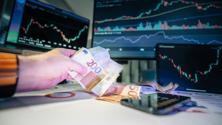 Corporate Earnings Season: A Mixed Bag for Investors