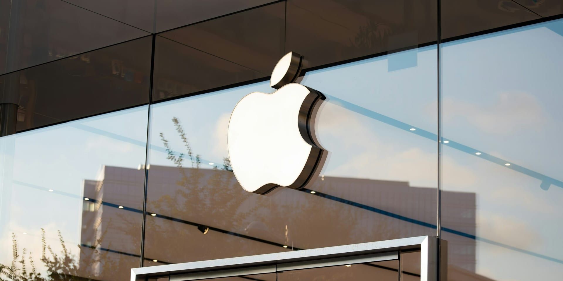 Apple Appoints Sabih Khan as Chief Operating Officer Amidst Strategic Supply Chain Shift