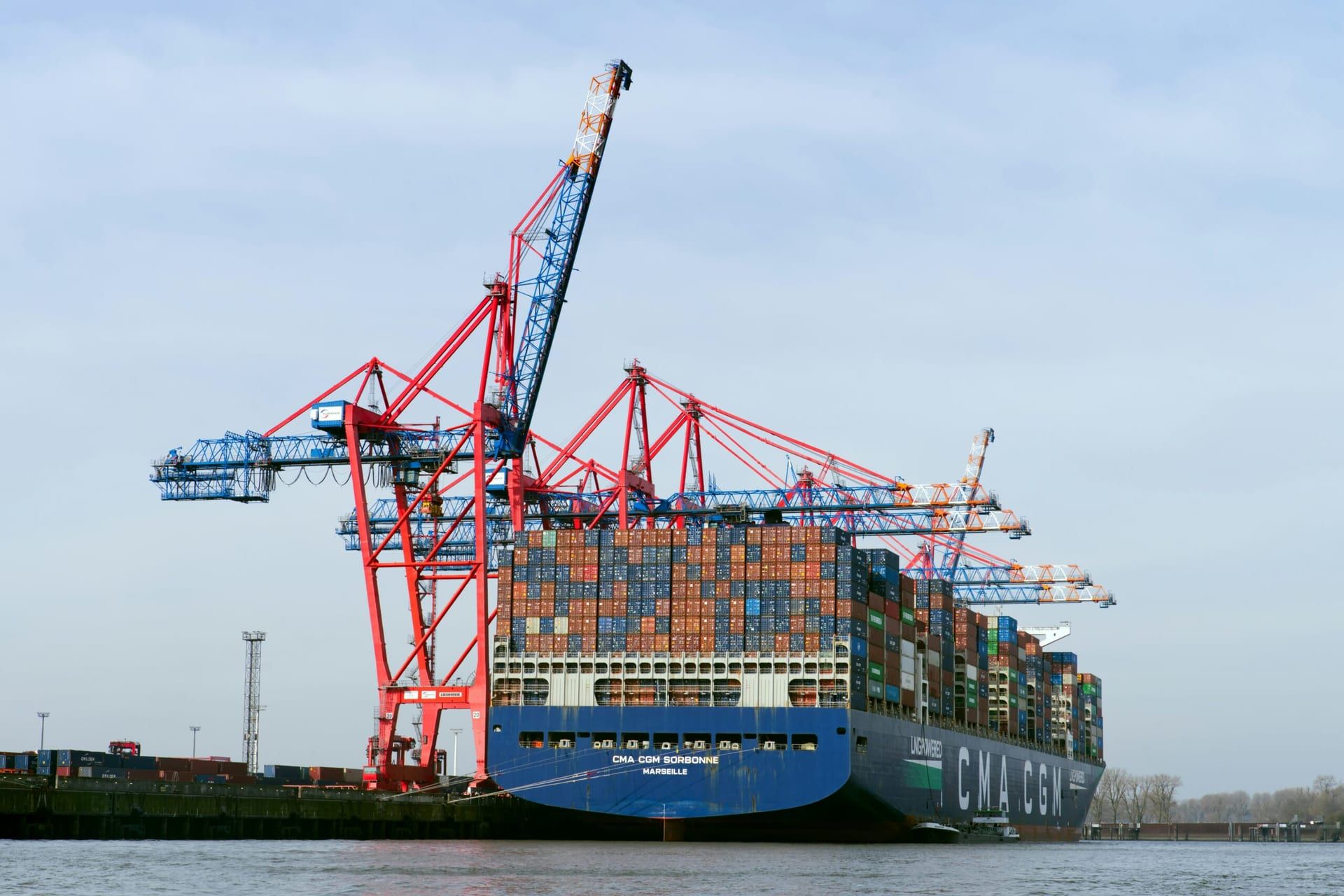 U.S. Economy Shows Strong Growth, But Tariff Proposals Threaten Stability