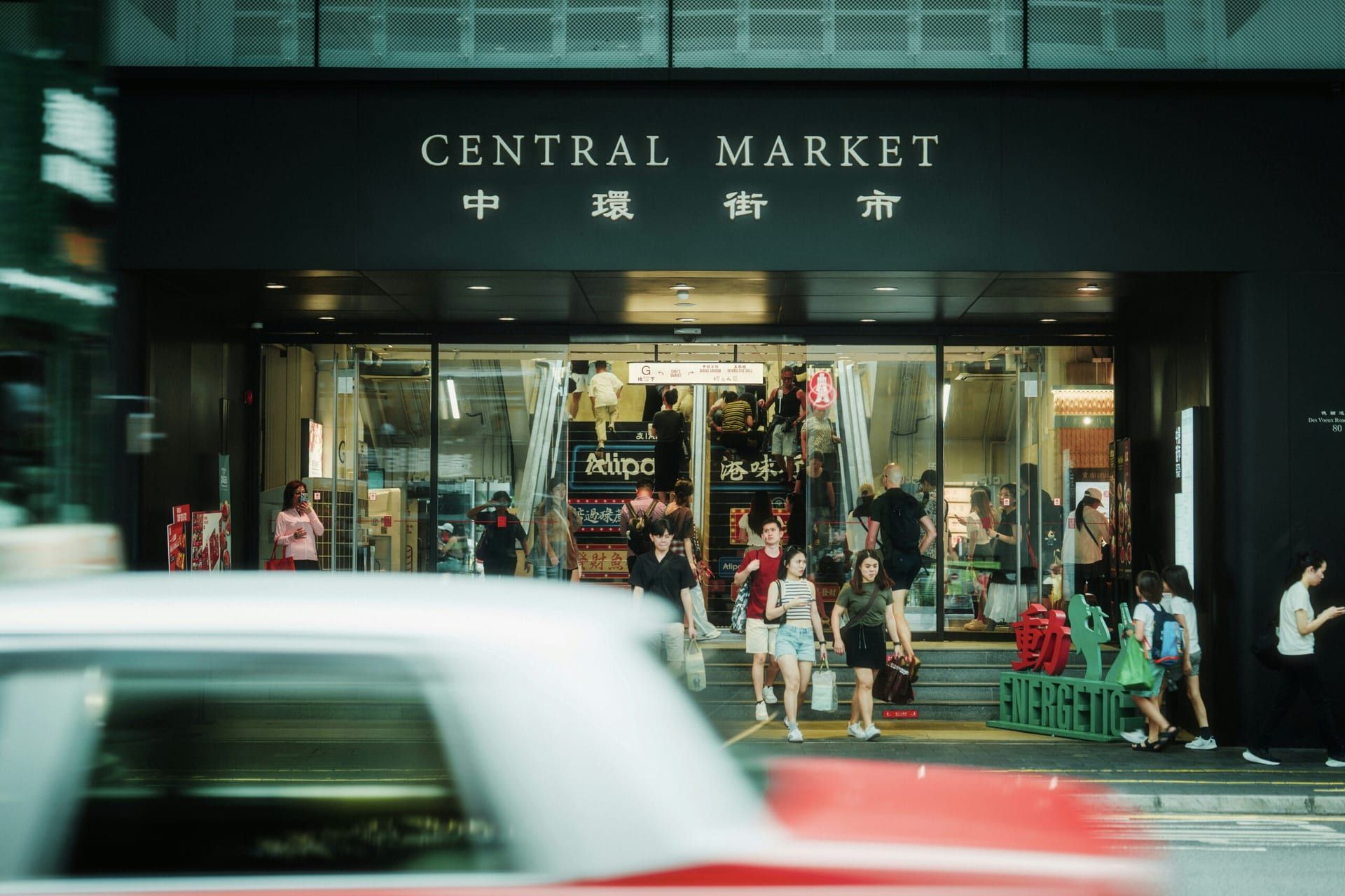 US Financial Markets Plunge as Retail Earnings Disappoint Amid Persistent Inflation