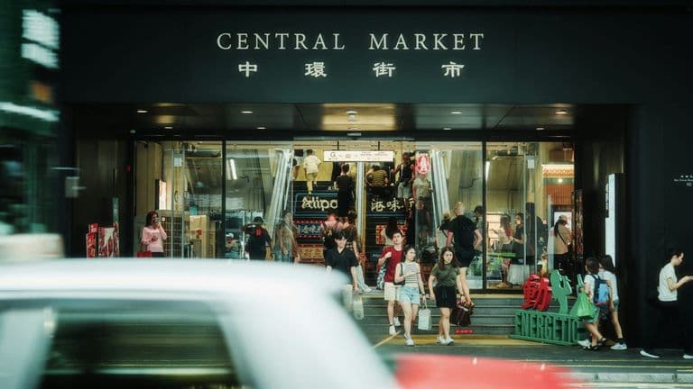 US Financial Markets Plunge as Retail Earnings Disappoint Amid Persistent Inflation