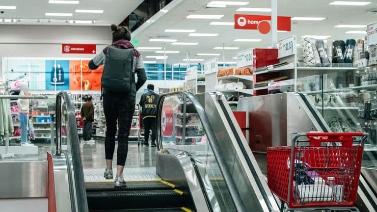 Kroger Raises Same‑Store Sales Forecast After Strong First‑Quarter Performance, Highlighting Consumer Resilience