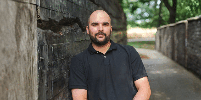 Juanma Ochoa, creator of the FLOW Method, empowers service-based entrepreneurs to scale businesses sustainably while aligning with their core values.